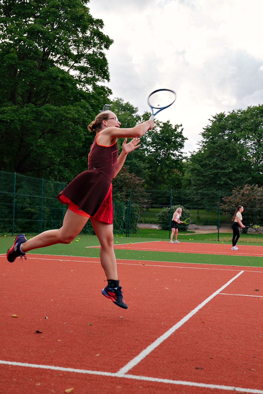 Ilona jumping into a forehand